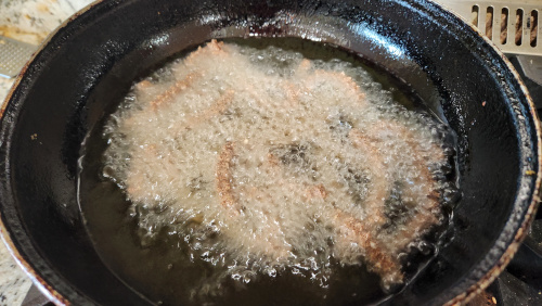 Frying murukku