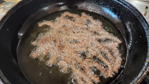 Frying murukku